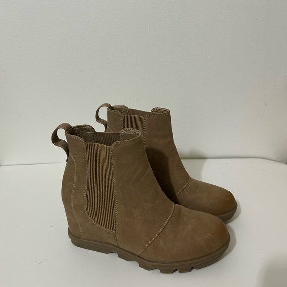 Athlefit Shoes - Athlefit Women's Wedge Booties
Khaki Size 7 with Heel
Comfortable Ankle Boots